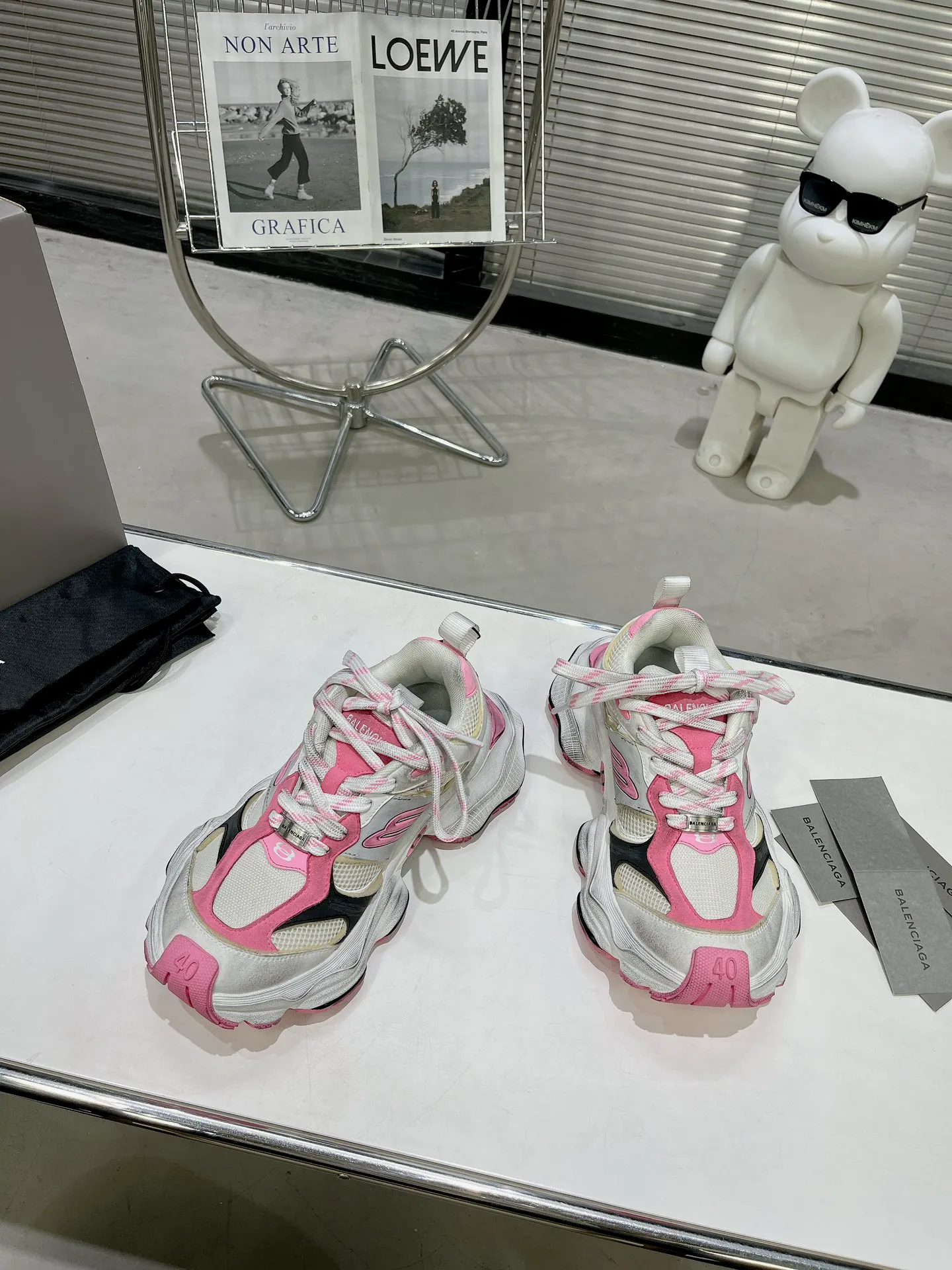 👟👟Ex-factory price 900👟👟 Balenciaga SUMMER 24 Cargo Sneaker Global Limited Edition (JDL) top version super hot! The ultimate secret of 6XL. With the release of Balenciaga's summer 24 series, the 6XL sneakers worn by Liu Haoran on the show once again became a fashion talking point. As soon as the show ended, many bloggers posted reviews of these shoes and comparisons with the 3XL. Looking closely at the whole shoe, there is a larger variant of the "B" logo and a smaller bright yellow as embellishment. The upper material is still normal leather + mesh. All pairs of original materials. Number of yards: 35-45 yards.